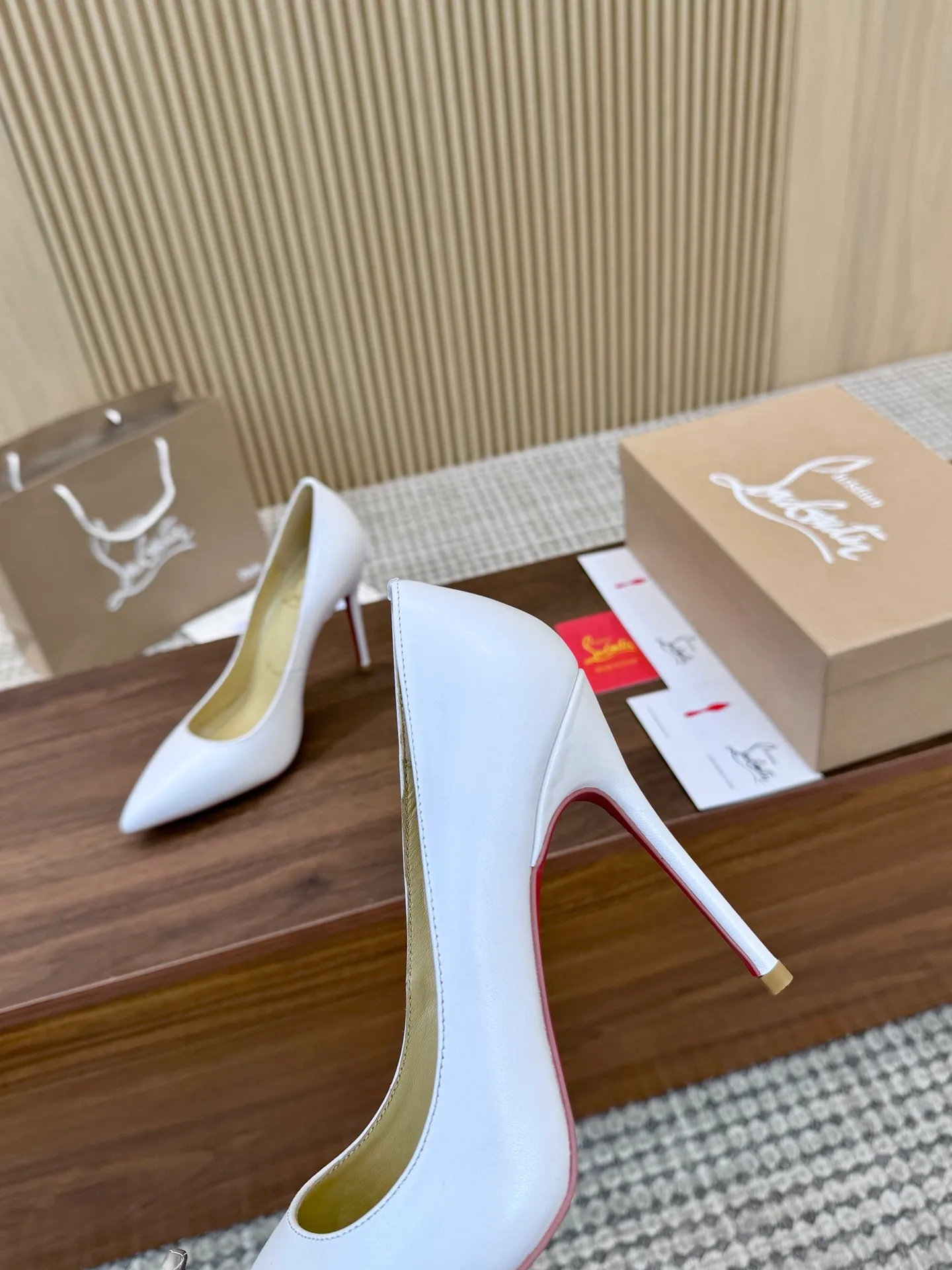 💕💕Factory direct selling price p440💕💕 Genuine leather sole +40 shipped all year round💝Christian Louboutin CL👠 "Imported cow patent leather💎Side hollow series" noble and luxurious, real blingbling👟👟 real materials, all customized by the pattern maker, and the materials are made of original customized materials to achieve the taste of the original 5 color options💍 Upper: Imported 👉cow patent leather💪 Lining: Sheepskin foot pad/lining Size: 34-40.41.42 Heel height: two options: 10.5cm and 8.5cm